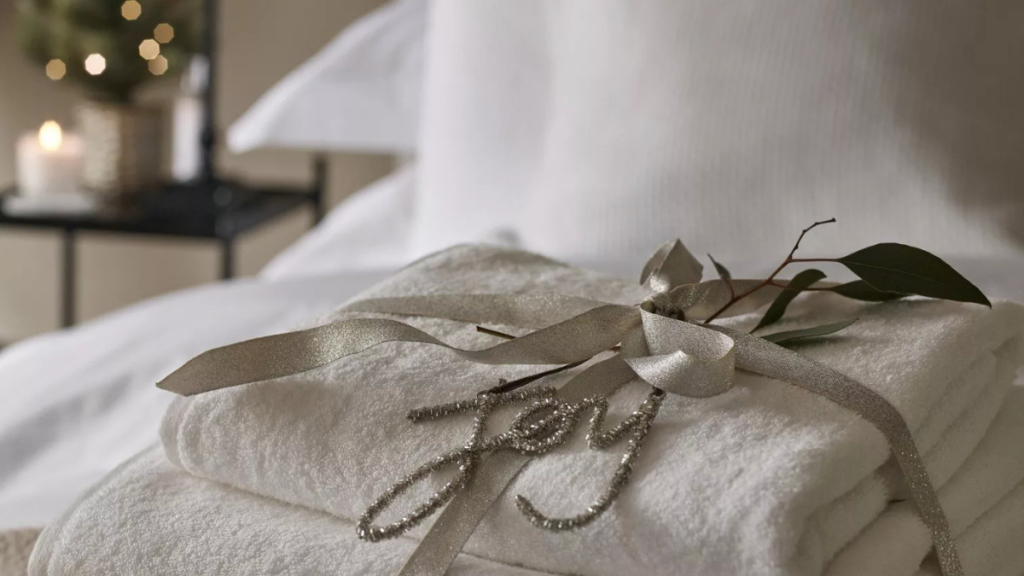 • christmas-guest-bedroom-soft-towels.jpg